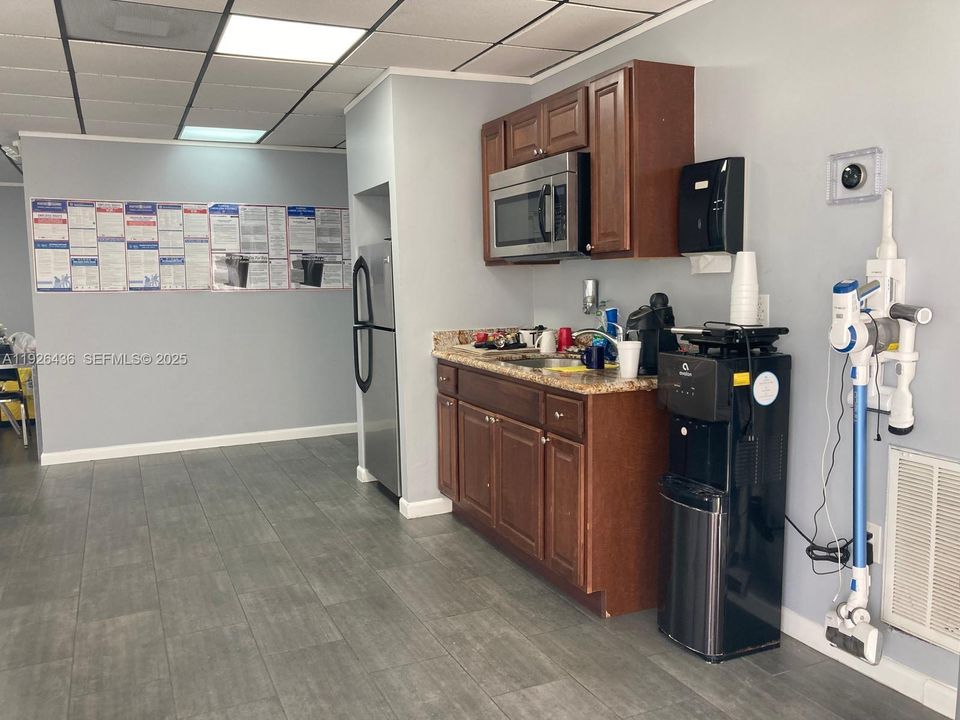 For Rent: $1,950 (2 beds, 1 baths, 934 Square Feet)