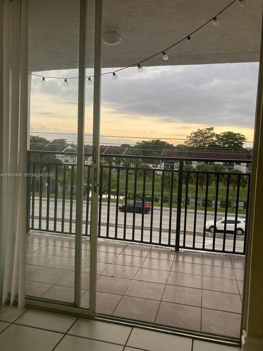 For Rent: $1,950 (2 beds, 1 baths, 934 Square Feet)