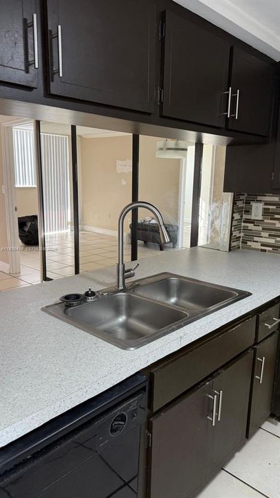 For Rent: $1,950 (2 beds, 1 baths, 934 Square Feet)