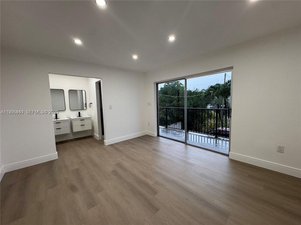 出租: $3,600 (3 贝兹, 2 浴室, 1400 平方英尺)