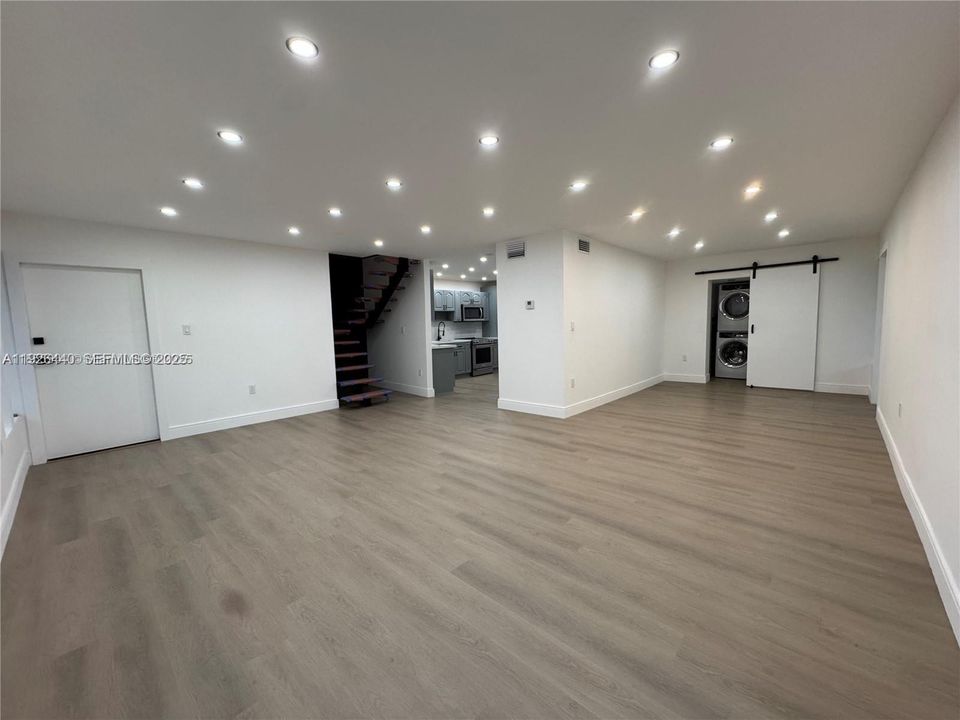 出租: $3,600 (3 贝兹, 2 浴室, 1400 平方英尺)