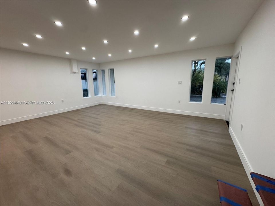 出租: $3,600 (3 贝兹, 2 浴室, 1400 平方英尺)