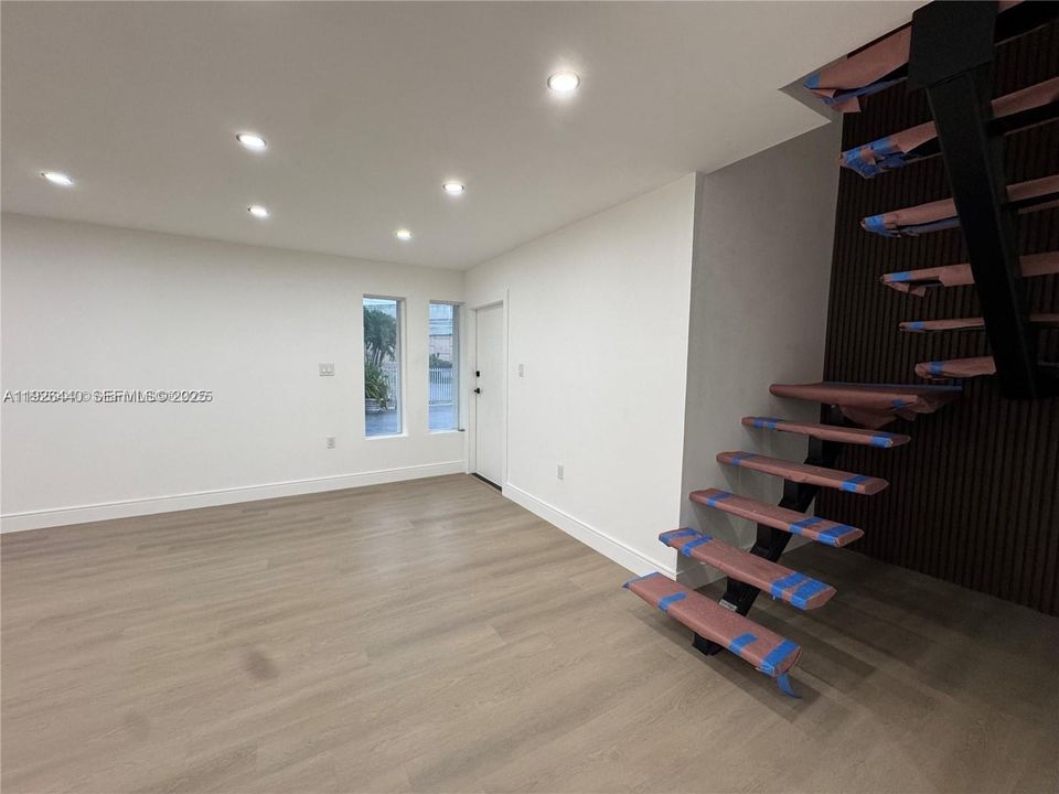 出租: $3,600 (3 贝兹, 2 浴室, 1400 平方英尺)