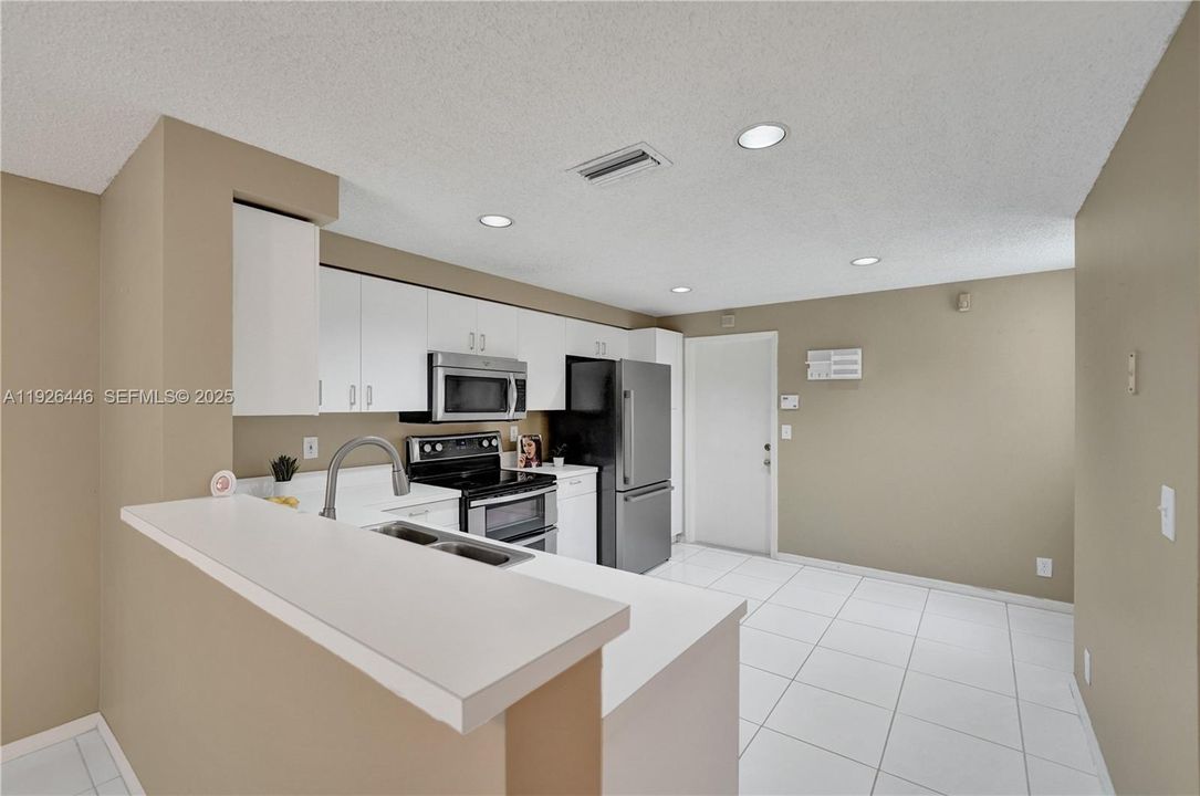 For Sale: $385,000 (2 beds, 2 baths, 1261 Square Feet)