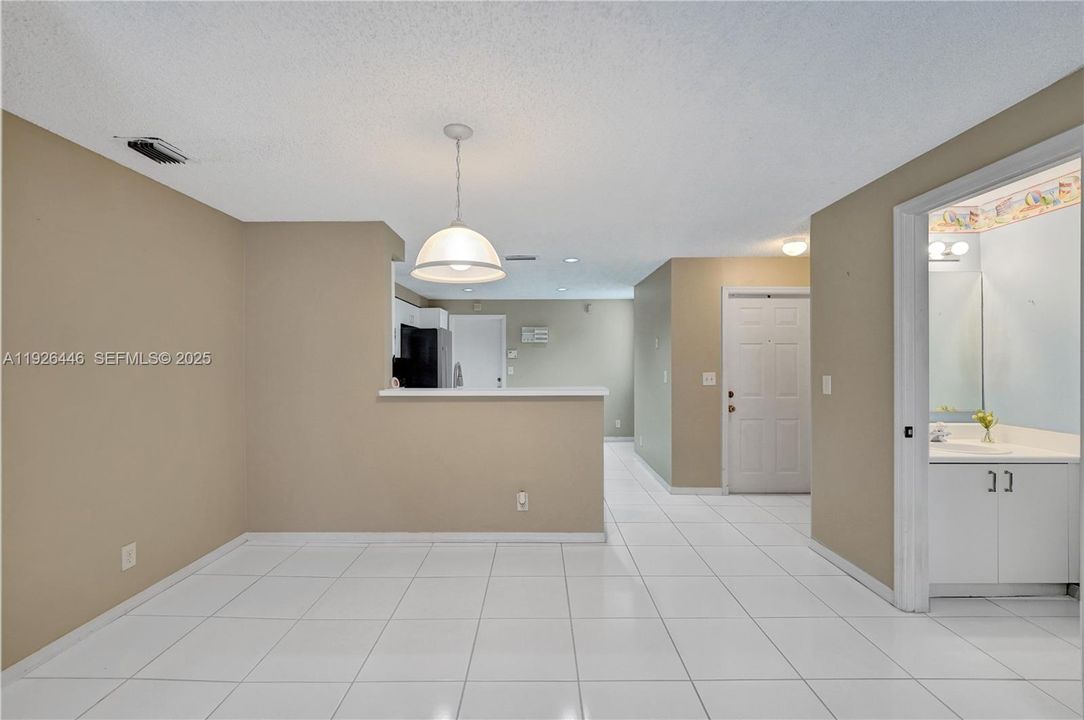 For Sale: $385,000 (2 beds, 2 baths, 1261 Square Feet)