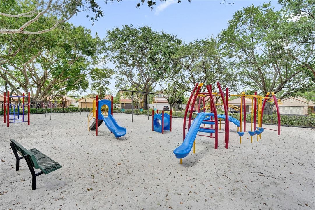 For Sale: $385,000 (2 beds, 2 baths, 1261 Square Feet)