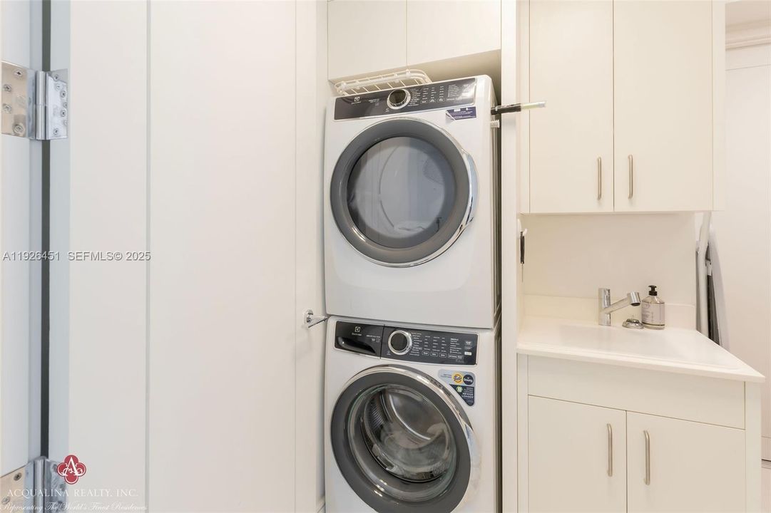 В аренду: $60,000 (4 спален, 5 ванн, 4385 Квадратных фут)