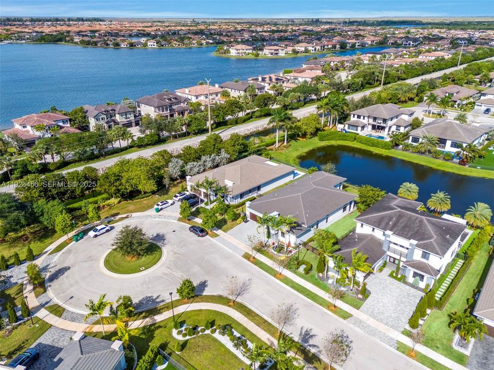 For Sale: $1,599,000 (5 beds, 5 baths, 4274 Square Feet)