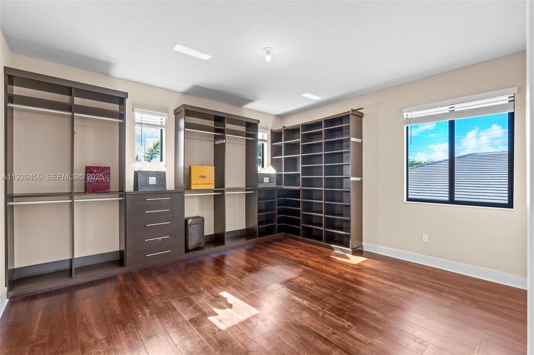 For Sale: $1,599,000 (5 beds, 5 baths, 4274 Square Feet)