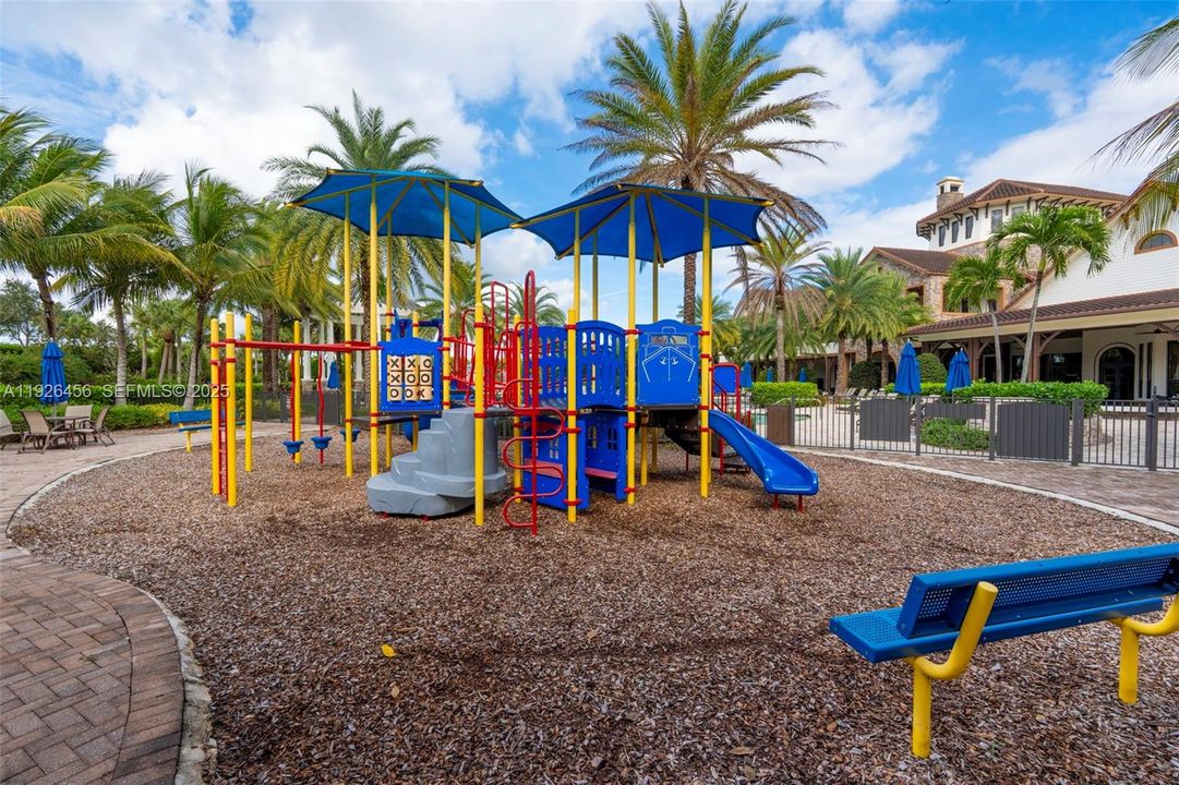 For Sale: $1,599,000 (5 beds, 5 baths, 4274 Square Feet)