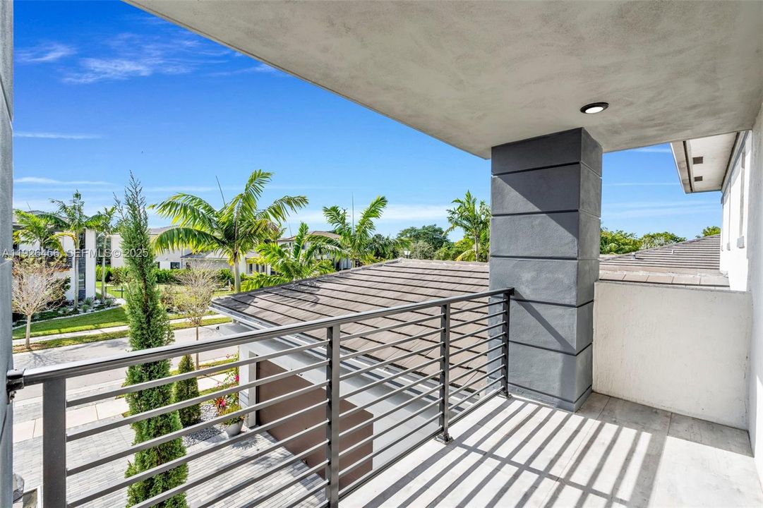 For Sale: $1,599,000 (5 beds, 5 baths, 4274 Square Feet)