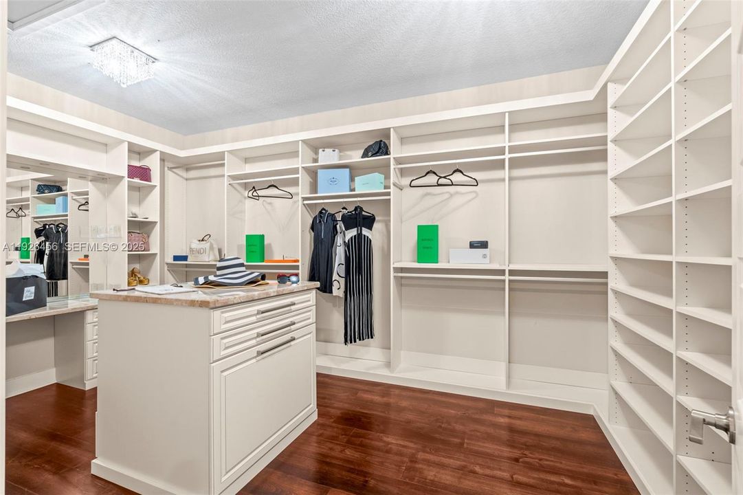 For Sale: $1,599,000 (5 beds, 5 baths, 4274 Square Feet)