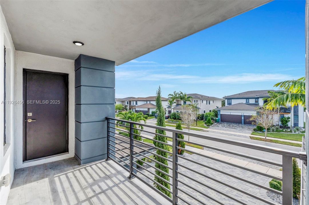 For Sale: $1,599,000 (5 beds, 5 baths, 4274 Square Feet)