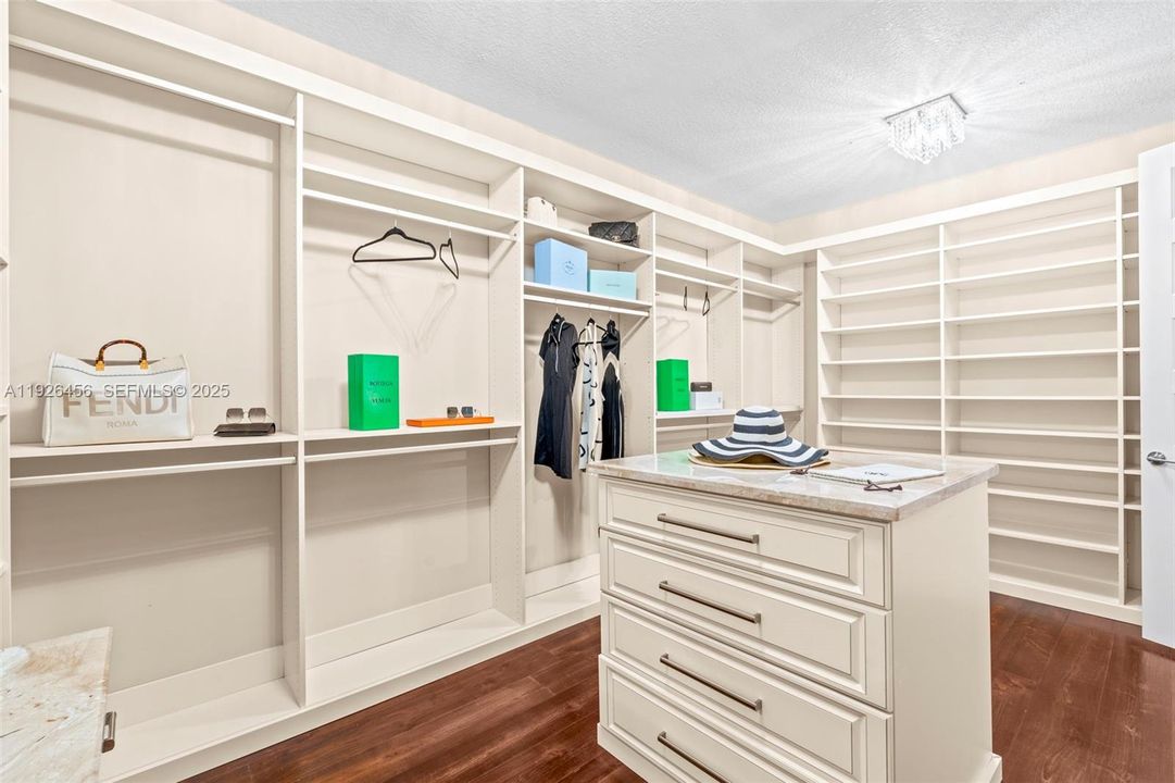 For Sale: $1,599,000 (5 beds, 5 baths, 4274 Square Feet)