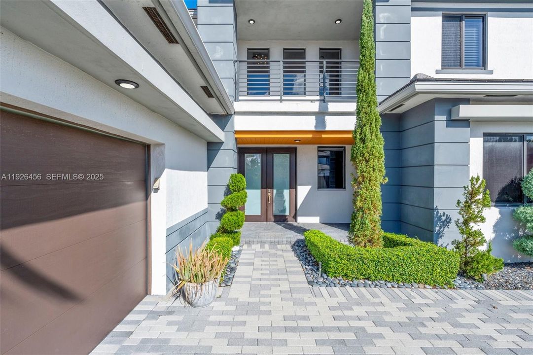 For Sale: $1,599,000 (5 beds, 5 baths, 4274 Square Feet)