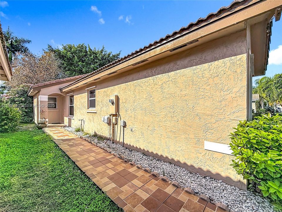 For Rent: $4,000 (4 beds, 2 baths, 1477 Square Feet)