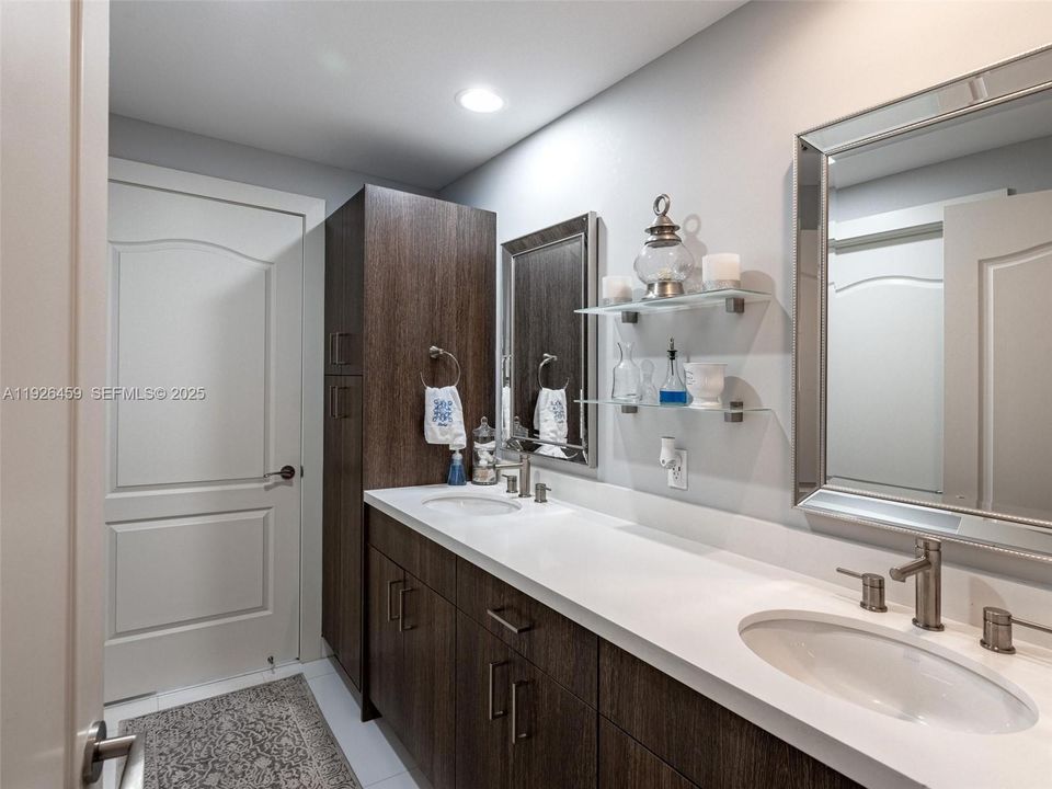 En Venta: $1,999,000 (3 camas, 2 baños, 3161 Pies cuadrados)