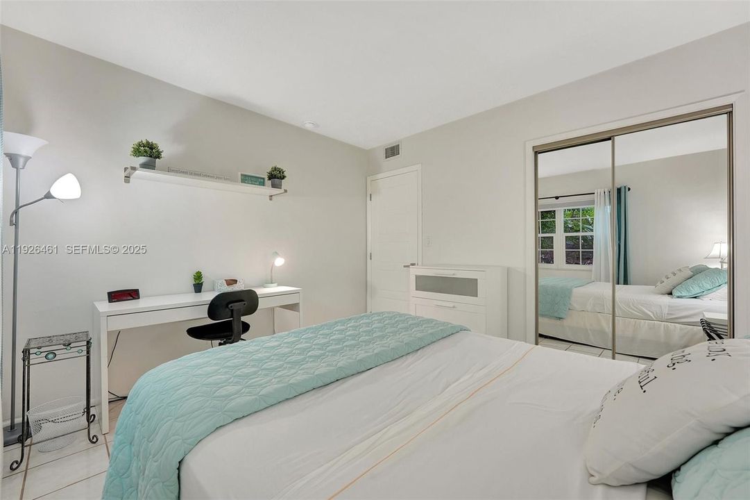 En Venta: $285,000 (2 camas, 2 baños, 940 Pies cuadrados)