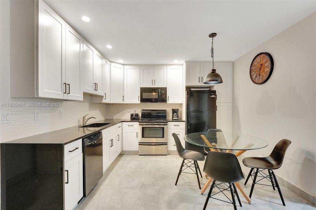 En Venta: $285,000 (2 camas, 2 baños, 940 Pies cuadrados)