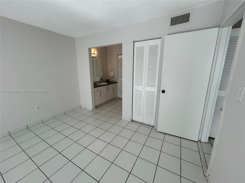 出租: $1,600 (1 贝兹, 1 浴室, 820 平方英尺)