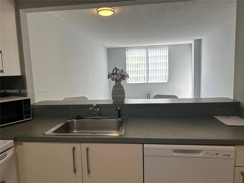 出租: $1,600 (1 贝兹, 1 浴室, 820 平方英尺)