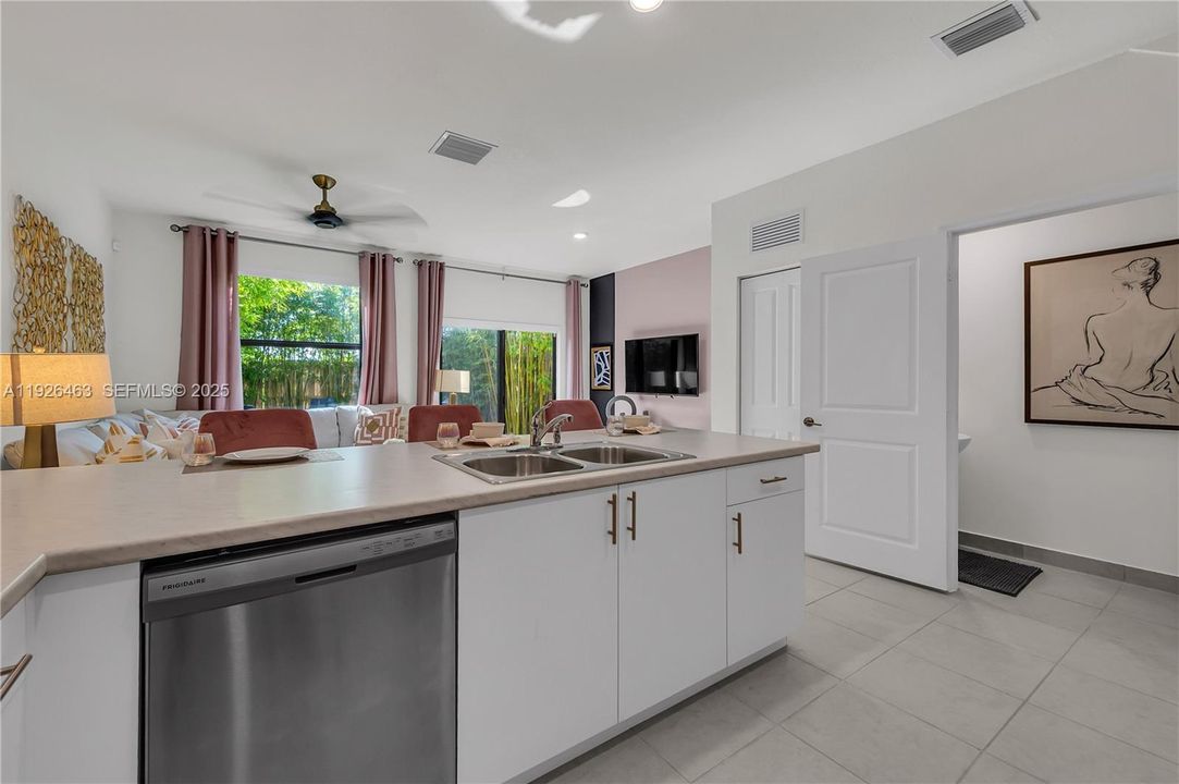 На продажу: $440,000 (3 спален, 2 ванн, 1393 Квадратных фут)