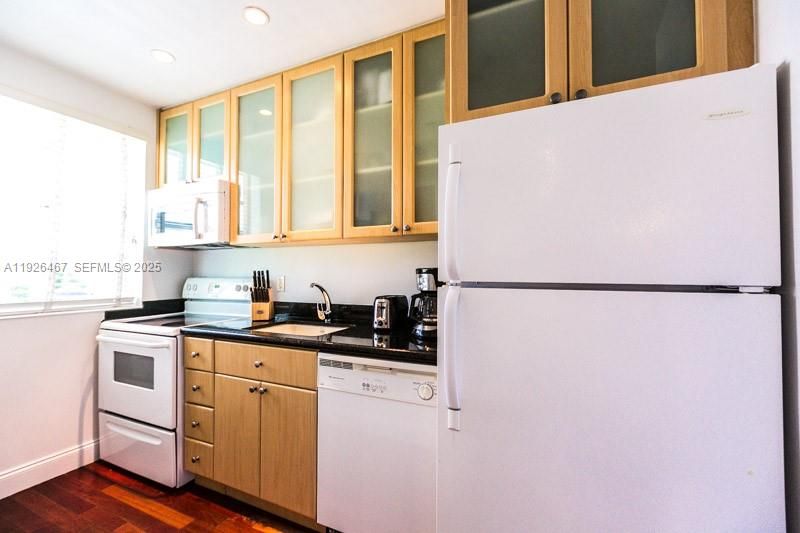 For Rent: $1,800 (0 beds, 1 baths, 376 Square Feet)