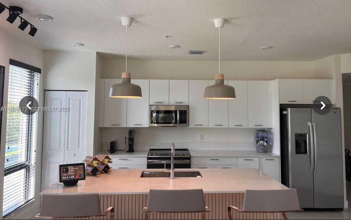 出租: $3,300 (3 贝兹, 2 浴室, 1334 平方英尺)