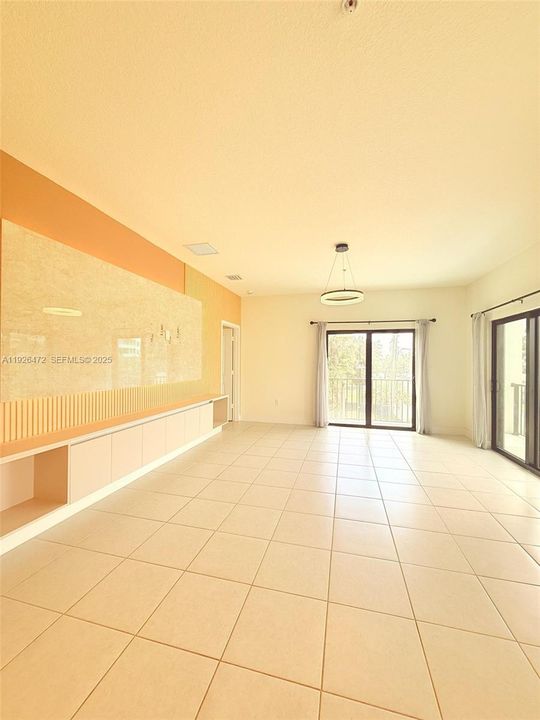 出租: $3,300 (3 贝兹, 2 浴室, 1334 平方英尺)