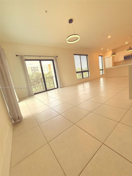 出租: $3,300 (3 贝兹, 2 浴室, 1334 平方英尺)