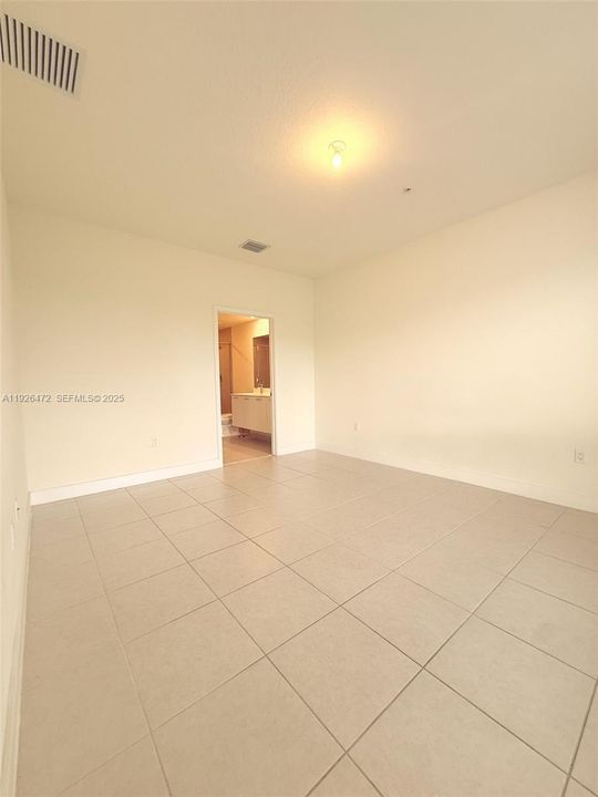 出租: $3,300 (3 贝兹, 2 浴室, 1334 平方英尺)