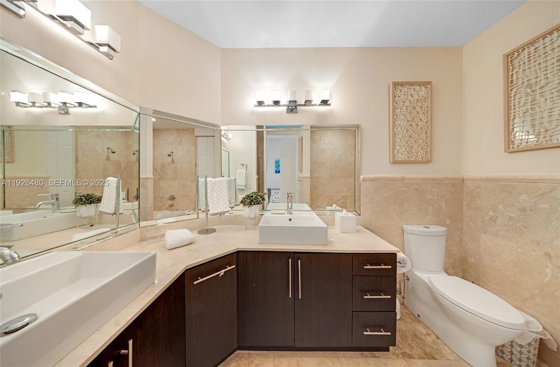 For Sale: $1,995,000 (3 beds, 2 baths, 1940 Square Feet)