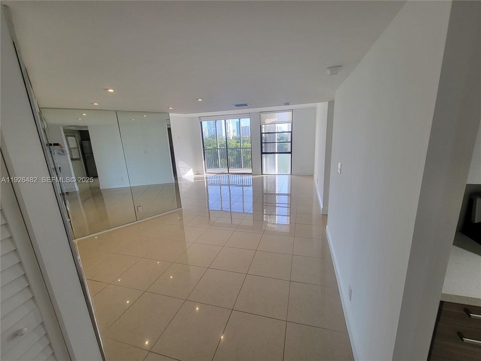 For Rent: $2,500 (2 beds, 2 baths, 1083 Square Feet)