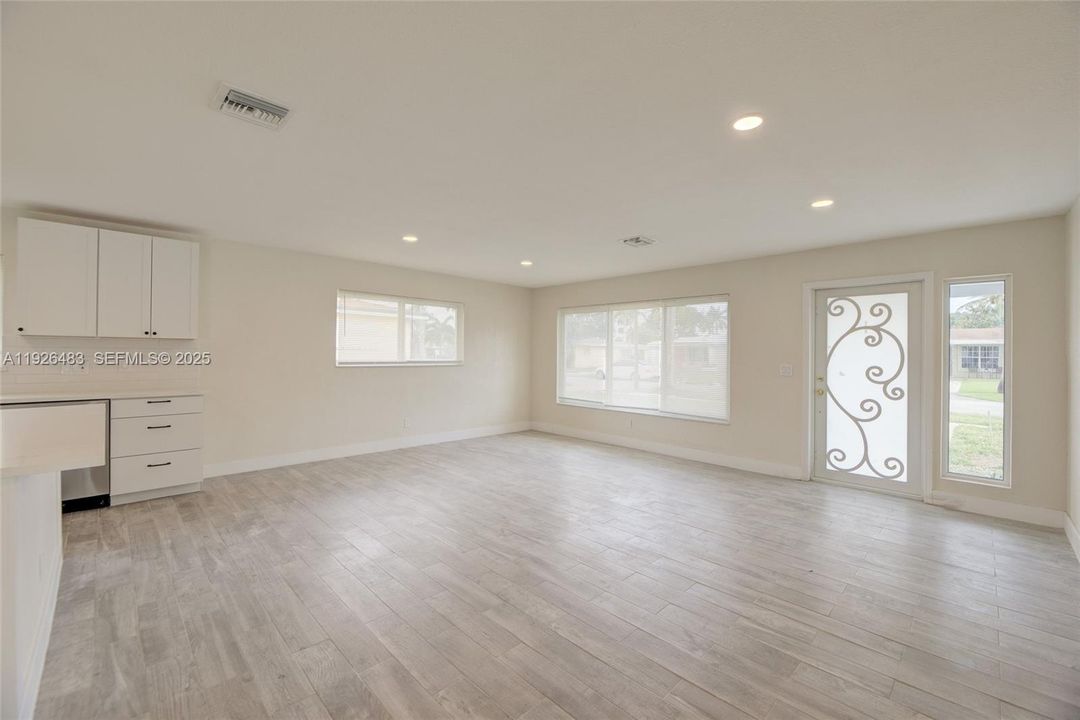 For Rent: $3,999 (3 beds, 2 baths, 1654 Square Feet)