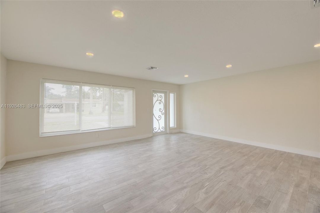 For Rent: $3,999 (3 beds, 2 baths, 1654 Square Feet)