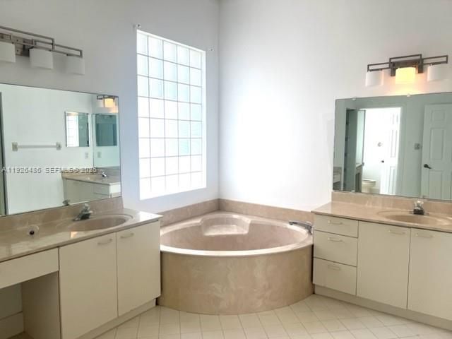 出租: $3,995 (4 贝兹, 3 浴室, 2740 平方英尺)