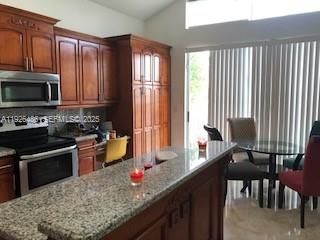 出租: $3,995 (4 贝兹, 3 浴室, 2740 平方英尺)