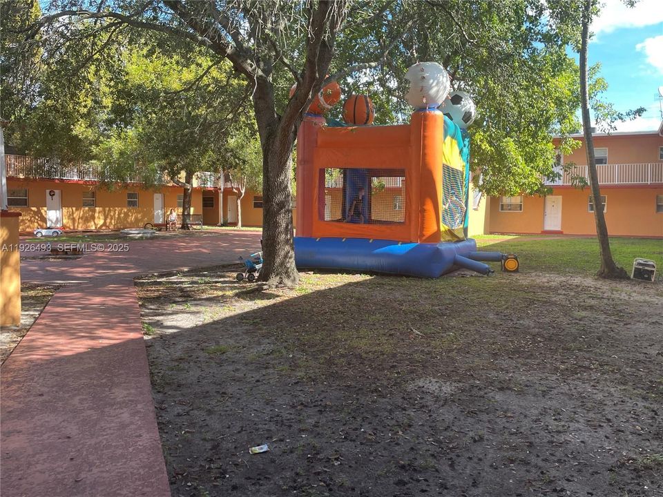 出租: $1,750 (1 贝兹, 1 浴室, 626 平方英尺)