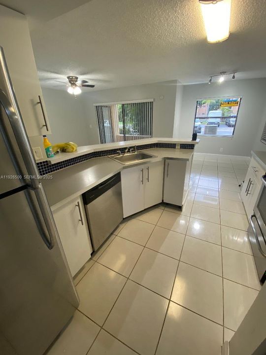 For Rent: $1,725 (1 beds, 1 baths, 754 Square Feet)