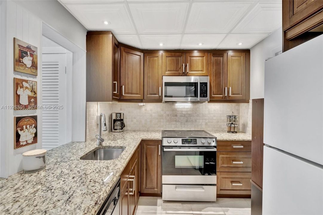 待售: $207,500 (1 贝兹, 1 浴室, 770 平方英尺)