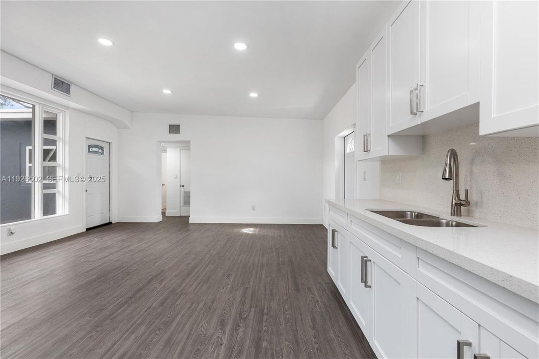 En Venta: $580,000 (4 camas, 2 baños, 1478 Pies cuadrados)