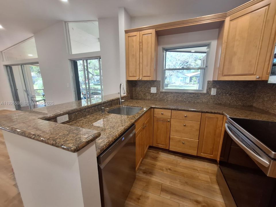 В аренду: $3,240 (3 спален, 2 ванн, 1200 Квадратных фут)