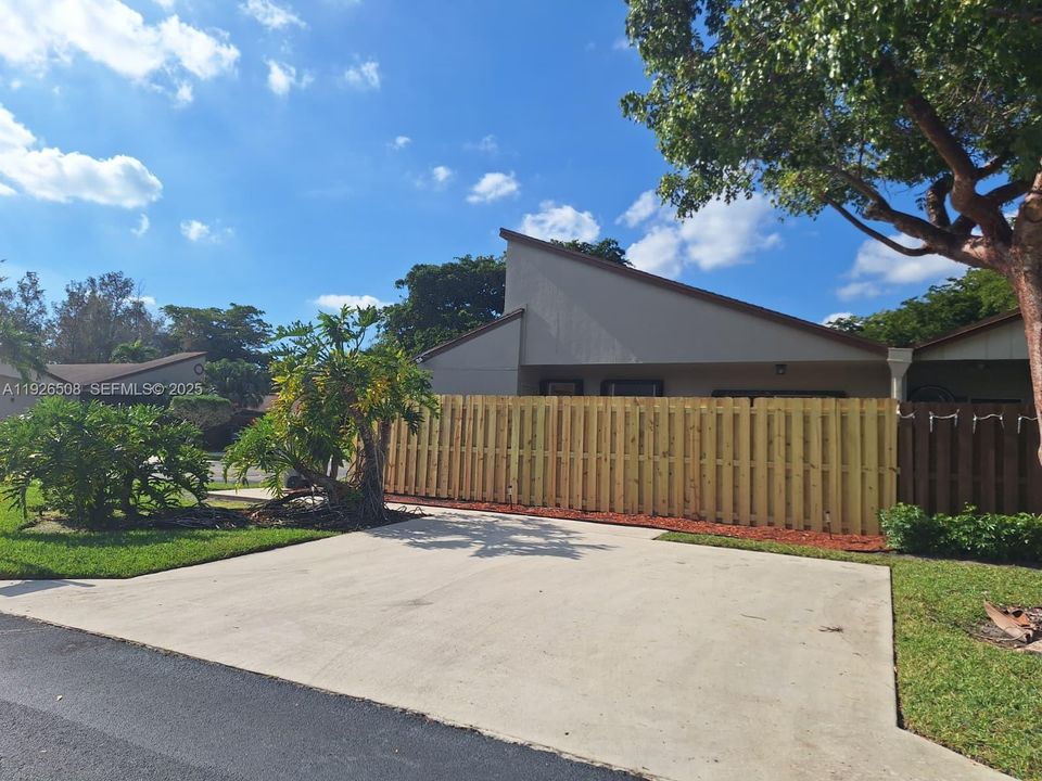 В аренду: $3,240 (3 спален, 2 ванн, 1200 Квадратных фут)