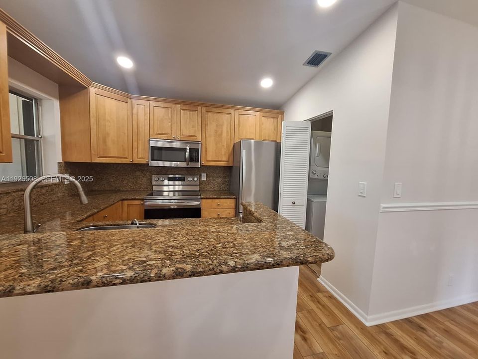 В аренду: $3,240 (3 спален, 2 ванн, 1200 Квадратных фут)