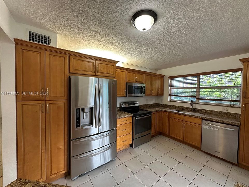 出租: $2,200 (3 贝兹, 2 浴室, 1220 平方英尺)