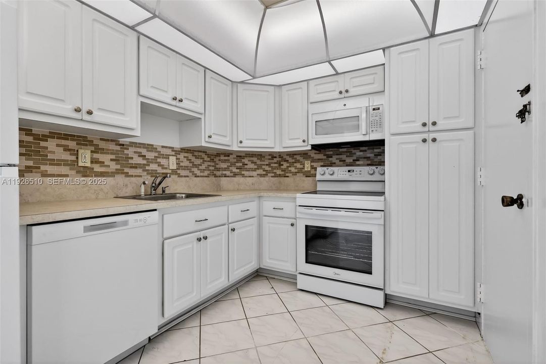 待售: $279,900 (1 贝兹, 0 浴室, 762 平方英尺)