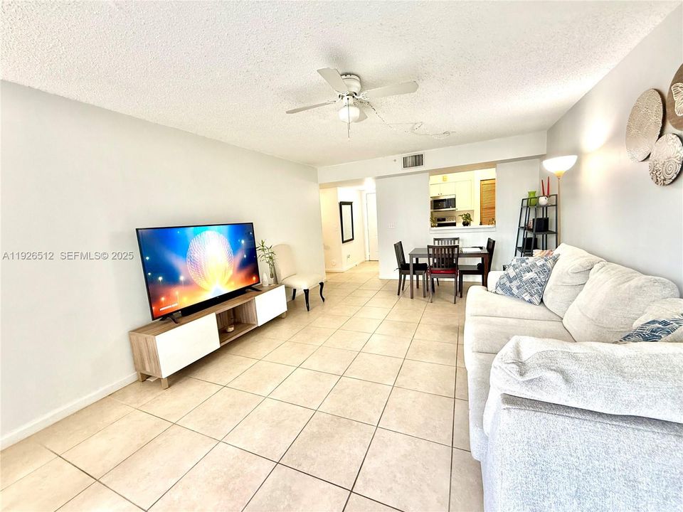 出租: $1,790 (1 贝兹, 1 浴室, 700 平方英尺)