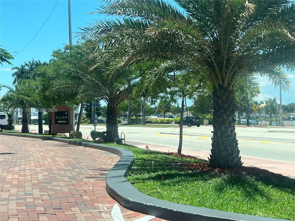 For Rent: $5,000 (2 beds, 2 baths, 960 Square Feet)