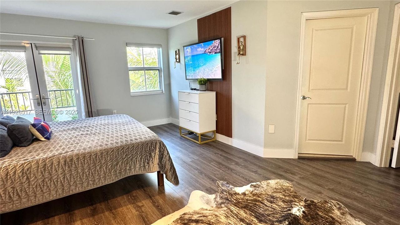 For Sale: $775,000 (3 beds, 3 baths, 2318 Square Feet)