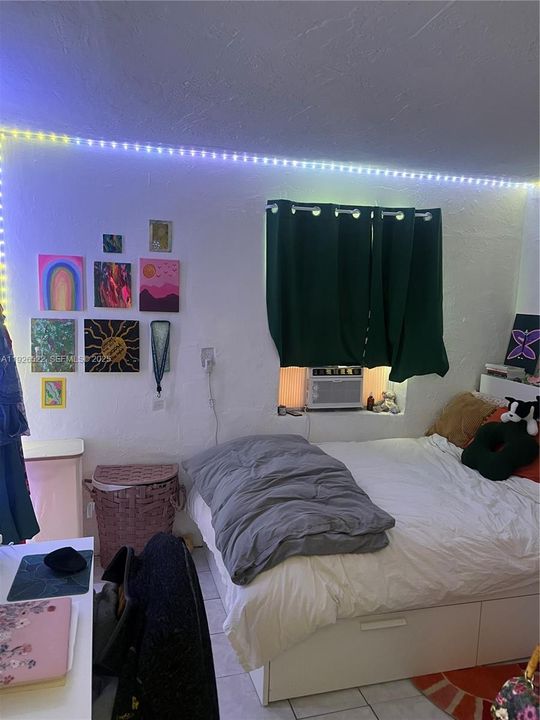 For Rent: $1,250 (1 beds, 1 baths, 400 Square Feet)